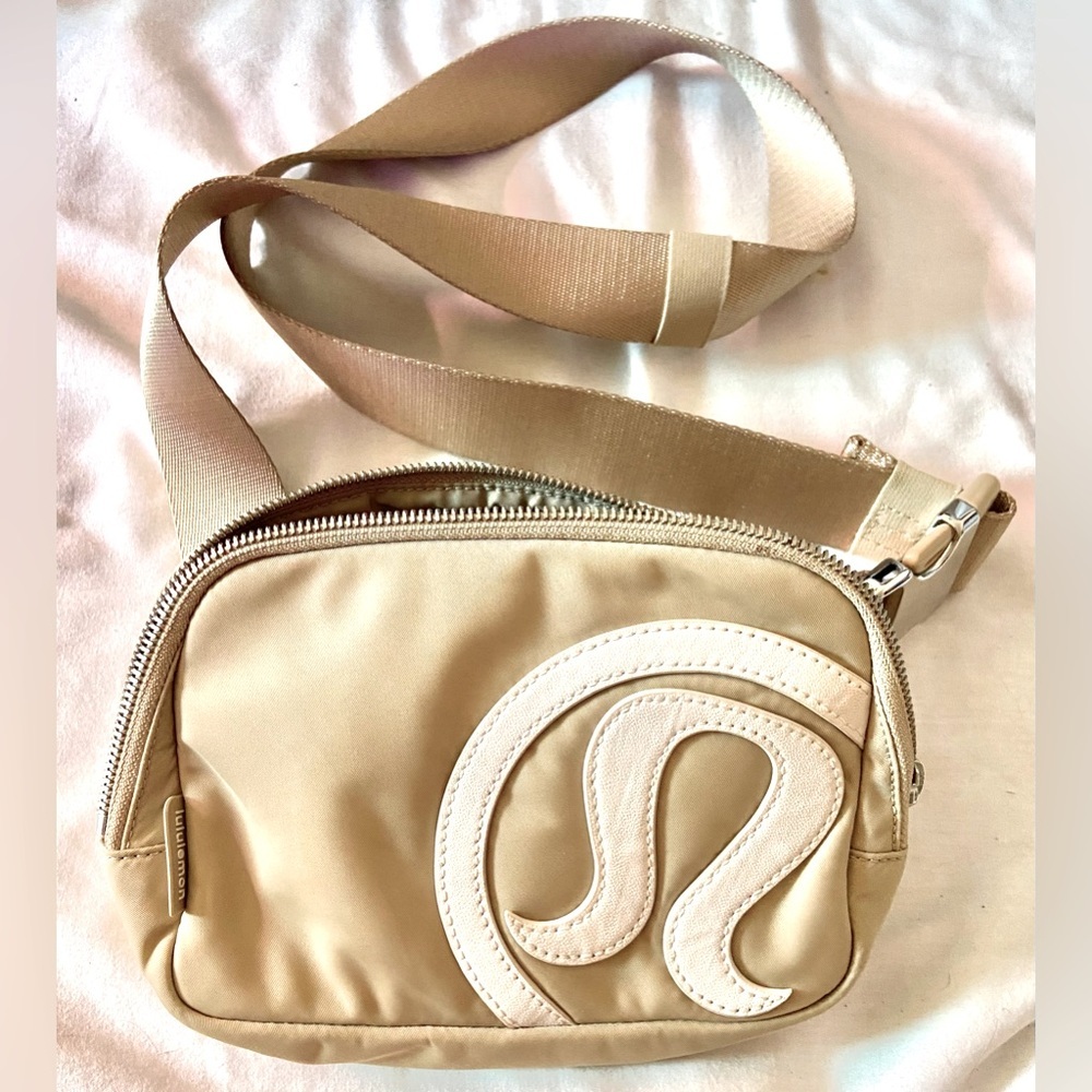 NWOT Lululemon EVERYWHERE BELT BAG 1L Trench TanWhite Opal LARGE LOGO Fanny Pack